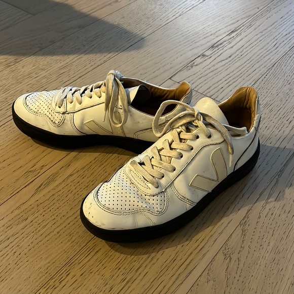 vejas black and white